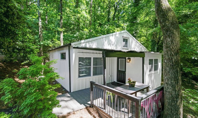 Atlanta Cabina | Cozy Guest House cabin style with 1 bedroom King Bed, Private Walking Trails