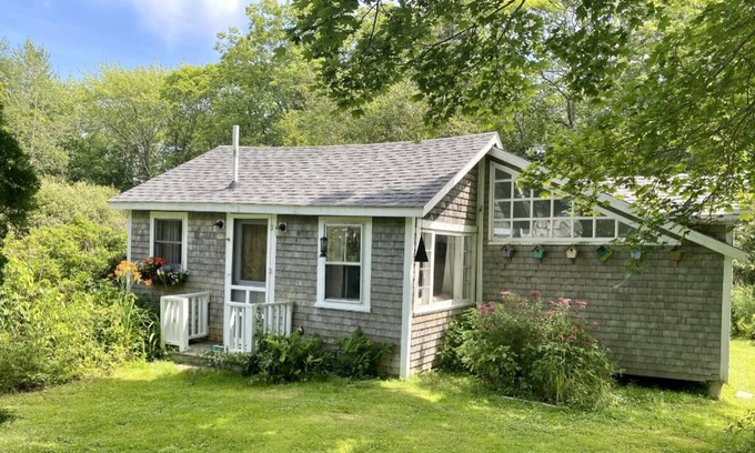 Cushing Cabaña | Cozy Guest House in Midcoast Maine - Dock Access!