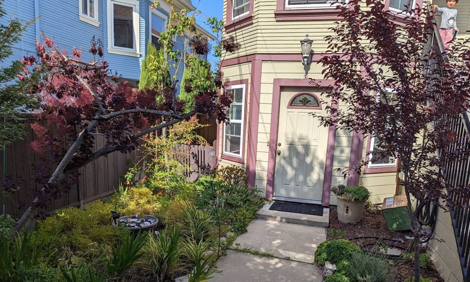 Bushrod Apartamento | Cozy guest suite with private entrance overlooking beautiful garden!
