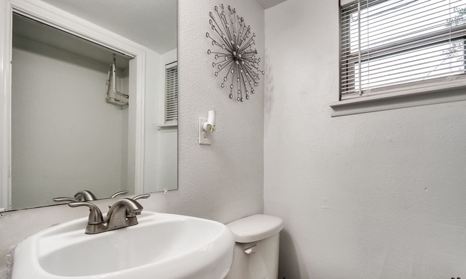 Pleasantville Area Casa | Cozy Guesthouse- 10 min from Downtown Houston!