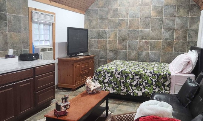 Granite Casa | Cozy Guesthouse in Woodstock, MD
