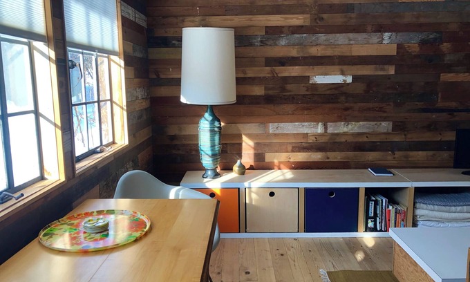 Lake Leelanau Cabina | Cozy guesthouse with WiFi in charming Lake Leelanau