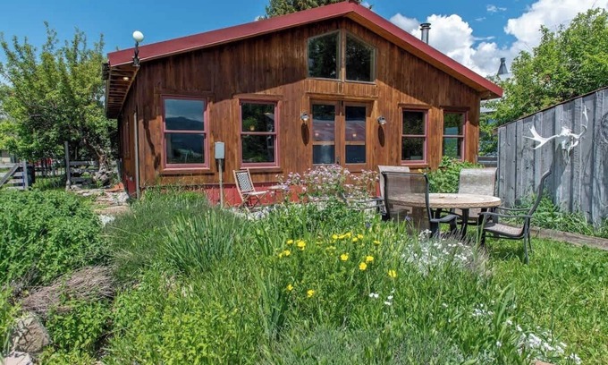 Victor Cabina | Cozy Handcrafted Cabin in Downtown Victor
