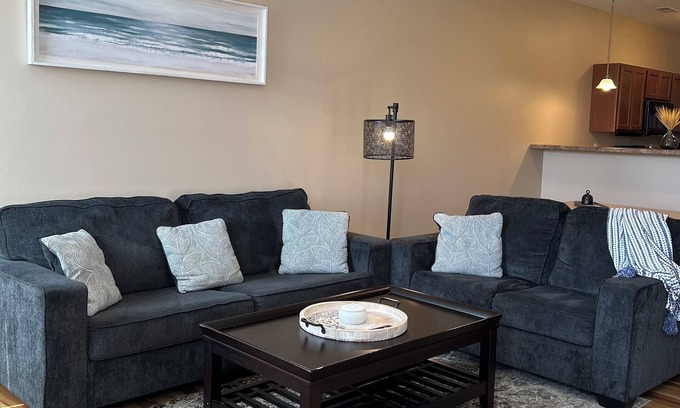 Ankeny Apartamento | Cozy Haven in Ankeny: Stylish, Delightful, Comfy!