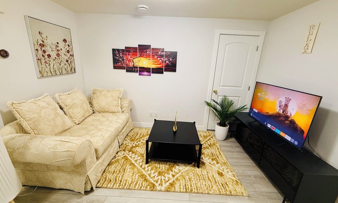 Southwest Calgary Casa | Cozy Haven – Your Peaceful & Stylish Retreat, where Comfort meets Tranquility!