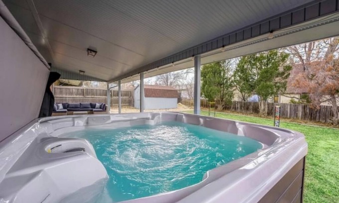 Lamar Heights Area Casa | Cozy Hello Sunshine Retreat Hot Tub Fire Pit