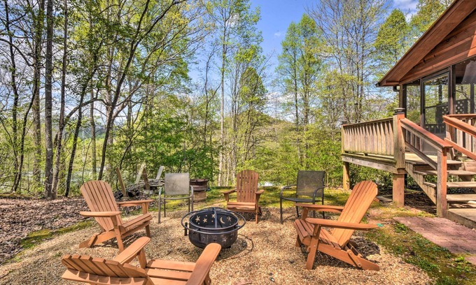 Hiawassee Cabina | Cozy Hiawassee Cabin w/ Fire Pit & Mtn Views!