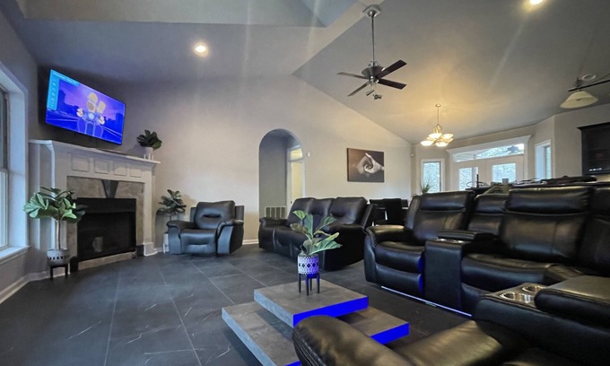 Royal Casa | Cozy hideaway on 3 acres! Close to Lakes! Hot Tub~Pool~Bunk/Game Room