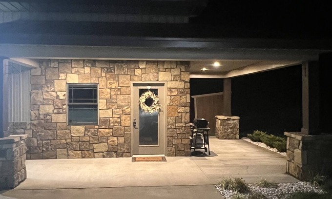 Reidland Cabina | Cozy Hideaway with King Bed, Pond & Firepit