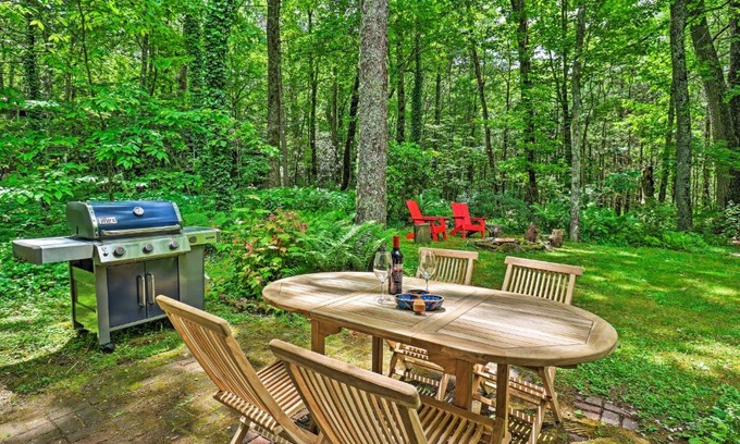 Mirror Lake Casa | Cozy Highlands Escape - 1 Mile to Downtown!