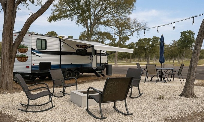 Spring Branch Alquiler De RV | Cozy Hill Country Bear Retreat