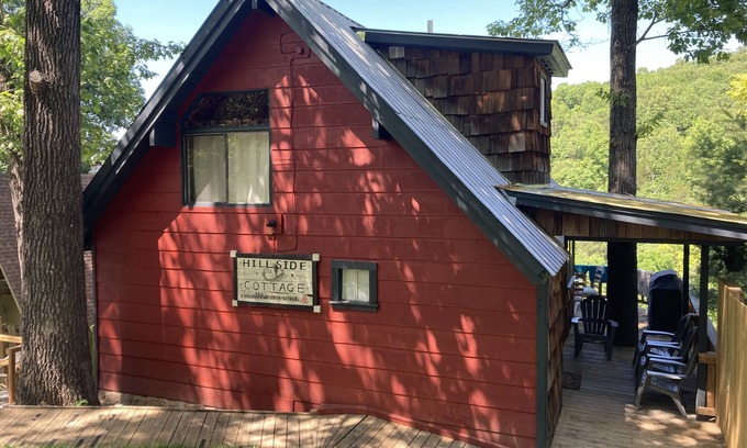 Marble Falls Casa | Cozy Hillside Cottage at Marble Falls - 5 miles from the upper Buffalo River.
