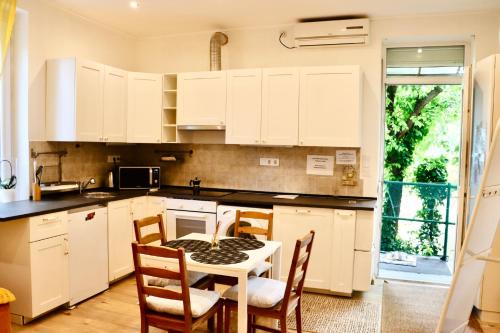 Gellert Hill Apartamento | Cozy Hillside Home in Budapest with Patio