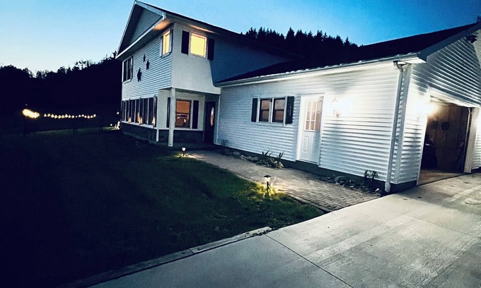 West Valley Casa | Cozy hillside retreat with a private backyard. 6 mins from the village