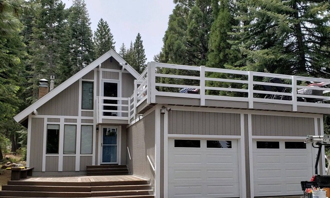 Lake Almanor West Cabina | Acogedora cabaña en la cima de una colina en el lago Almanor