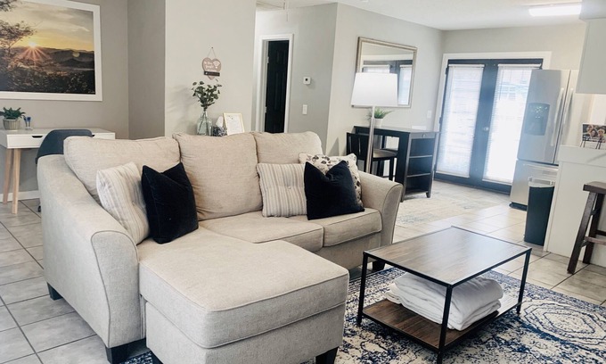 Paris Casa | Cozy & Hip 2-bedroom home - 5 min from Downtown