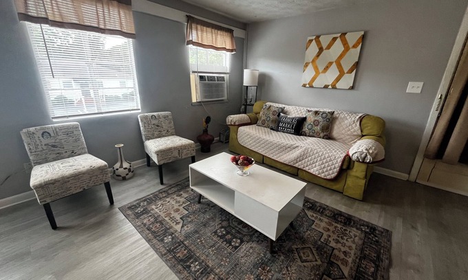 Valdosta Apartamento | Cozy Historic 1-bedroom apartment in Valdosta near SGMC, VSU, and Moody.