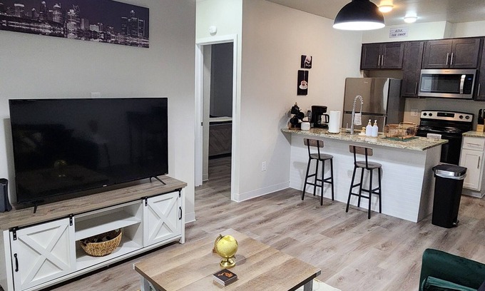 New Center Detroit Apartamento | Historic 1-Bdr Apt Detroit with Balcony Detroit, Low Cleaning Fee, Free Parking