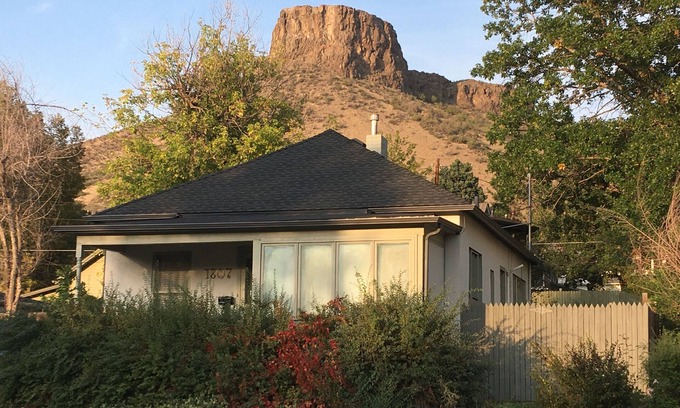 Golden Cabaña | Cozy Historic Cottage In The Heart Of Golden