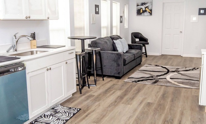 Salisbury Apartamento | Cozy Historic Modern Apt on Main St in Charming Salisbury