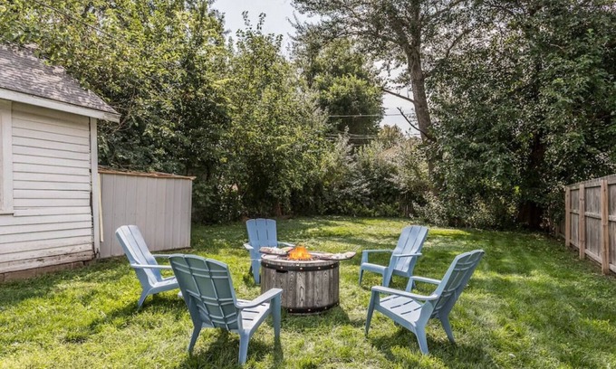 Sioux Falls Casa | Cozy Hive Retreat | Central | Fenced | 2 Bed