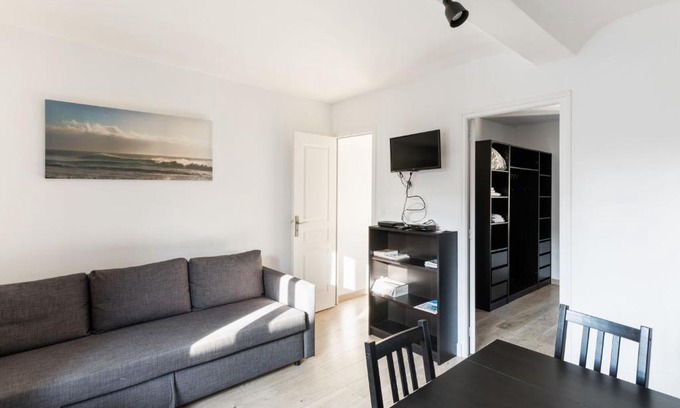 Port-en-Bessin-Huppain Casa | Cozy Holiday Home in Port en Bessin Huppain with Heating Facility