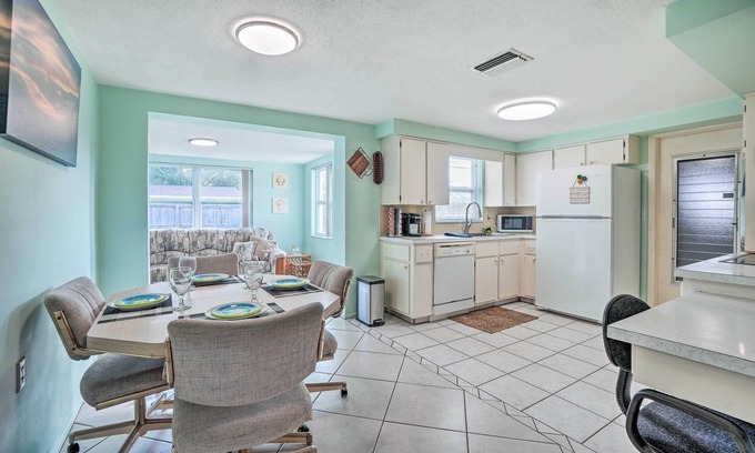 Forest Hills Casa | Cozy Holiday Home w/ Yard ~ 5 Mi to Beach!