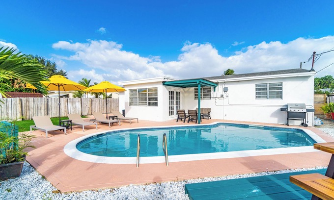 Boulevard Heights Casa | Cozy Hollywood Private Pool Retreat - Ping pong
