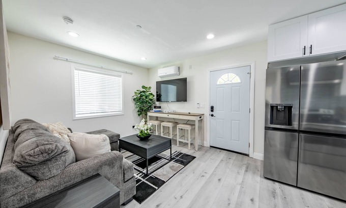Alhambra Casa | Cozy home 2bed near DTLA w/Parking