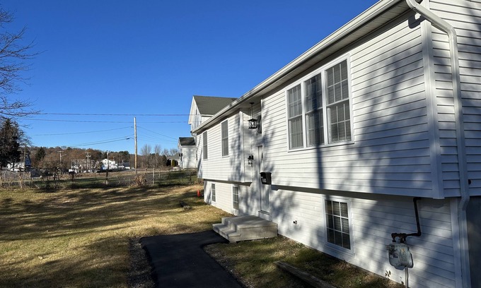 Worcester Casa | Cozy home 5 minutes to shopping center, HC college, 2 kitchens, 2 living rooms