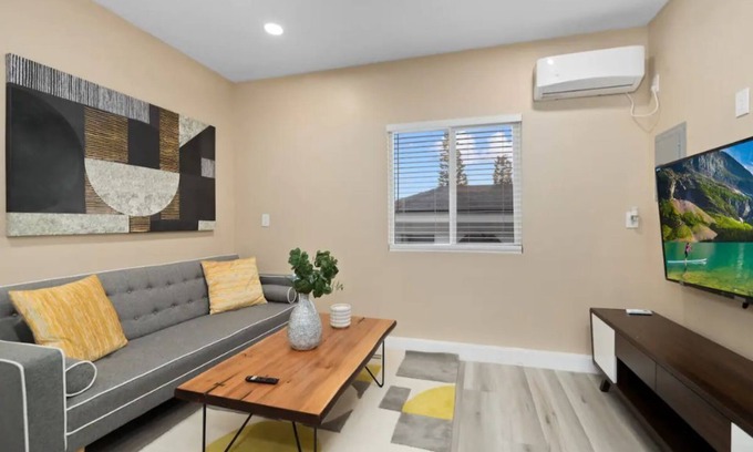 Altadena Casa | Cozy Home｜6 Min to Beach｜30 Days Minimum