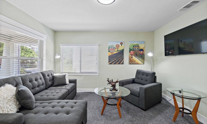 North Oak Park Casa | Cozy Home - 7 Min. Walk to UC Davis Medical Ctr. Sacramento, nEV- Charger Leve2