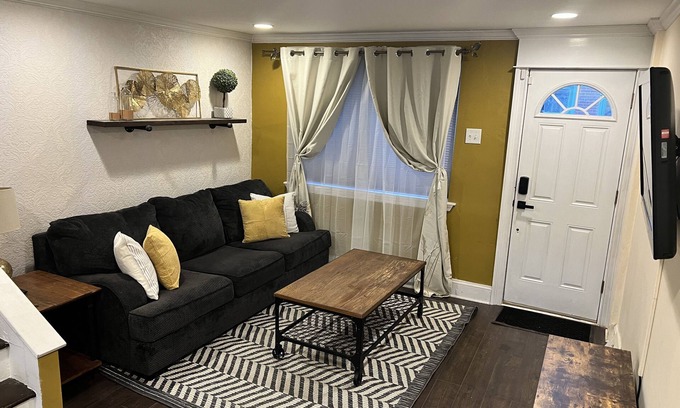 Pennsport Casa | Cozy home a stones throw away from Center City Philadelphia and Penn's Landing.