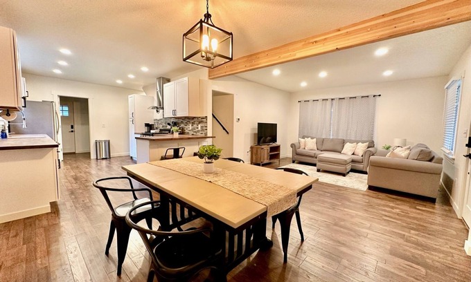 McLoughlin Casa | Cozy Home Away from Home