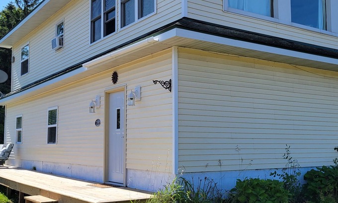 Christmas Casa | Cozy home centrally located with view of lake Superior and comfy beds!