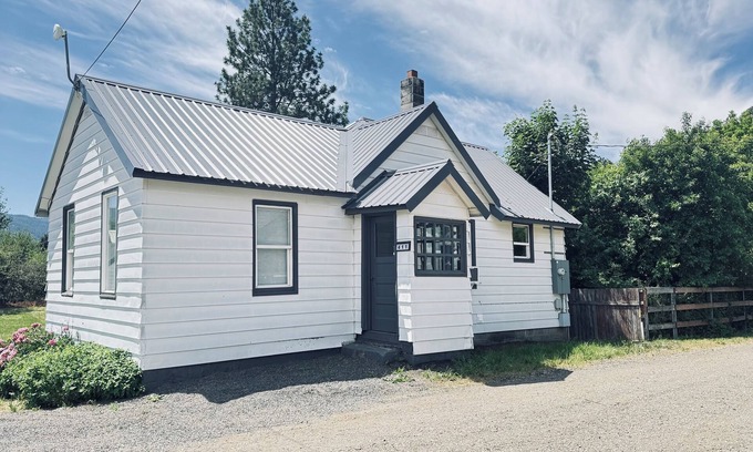 Cle Elum Casa | Cozy home Cle Elum 2BR/1BA, AC, EV charging, near downtown & highway access