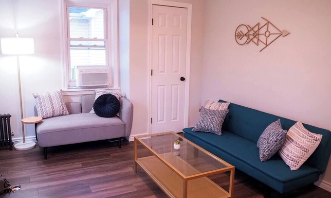 Long Beach Apartamento | Home Close to Beach and LIRR w/Balcony