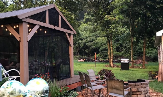 Brockton Casa | Cozy Home! Close to the Ski Blue Mountain, the Poconos, and Jim Thorpe.