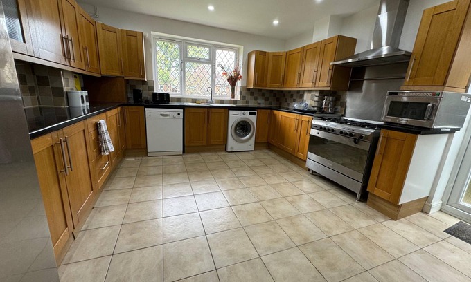 Luton Casa | Cozy Home - Contractor/Families/Relocation/Leisure/Business 5beds |FREE Parking