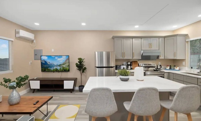 Glendora Casa | COZY HOME｜Fast WiFi｜4k Smart TV | For Families