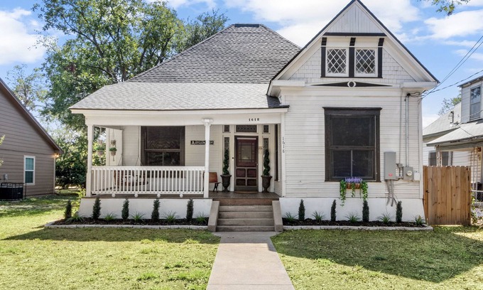 Waco Casa | Cozy Home & Hot Tub 6 minutes to BU and Magnolia