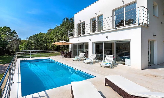 Civljane Casa | Acogedora casa en Cetina con piscina privada, puede ser interior o exterior.