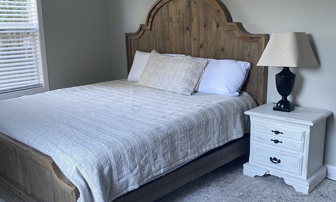 Northport Casa | Cozy home in downtown northport 3.4 miles to UA stadium 2.5 to amphitheater
