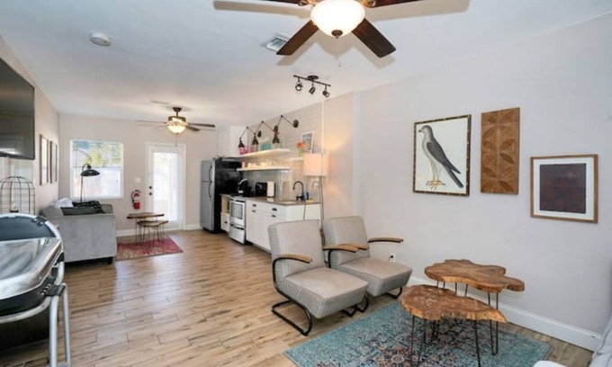 Poinsettia Heights Casa | Cozy home in duplex with garden and pool shared