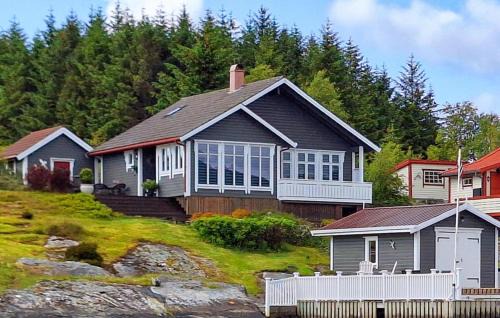 Florø Casa | Cozy Home In Florø With Wifi