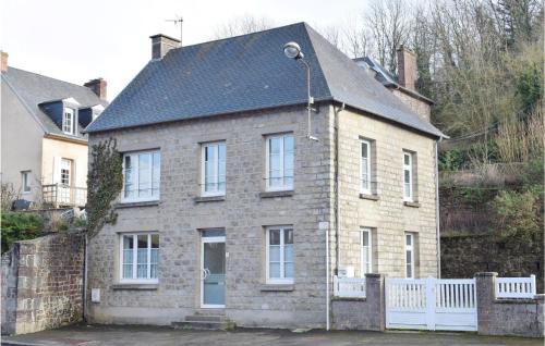 Gavray Casa | Cozy Home In Gavray With Kitchen