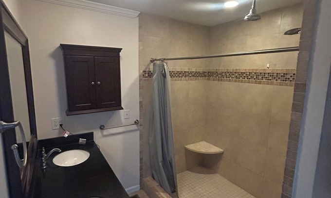 Burlington Casa | Cozy home in quiet cul-de-sac only 2 miles from Elon college campus.