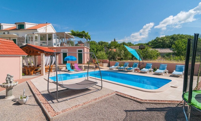 Sestanovac Casa | Acogedora casa en Zezevica con sauna