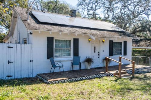Sulphur Springs Casa | Cozy Home near Busch Gardens Adventure Island and USF
