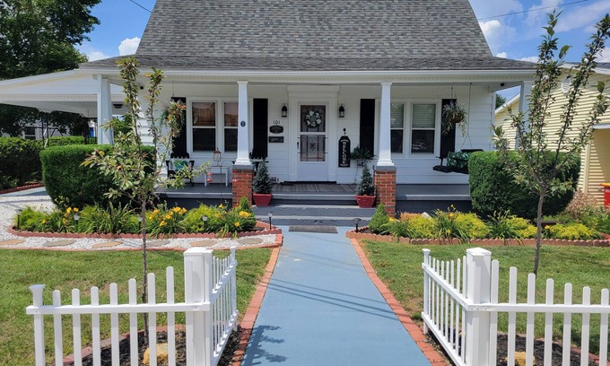 Ranson Casa | Cozy home near Casino, Breweries, Historical attractions, National Park & more